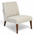 **Moderne stoel met gestreepte bekleding en houten poten**